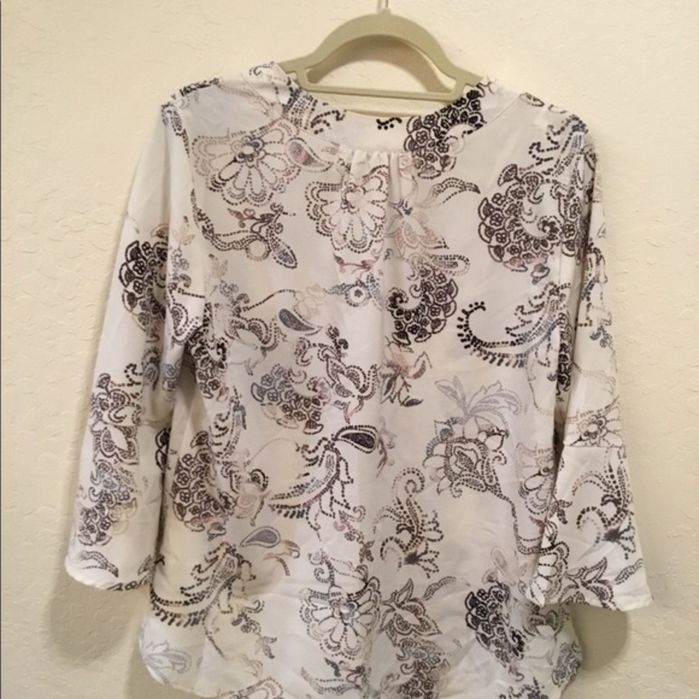 Dana Buchman flutter sleeve v neck blouse